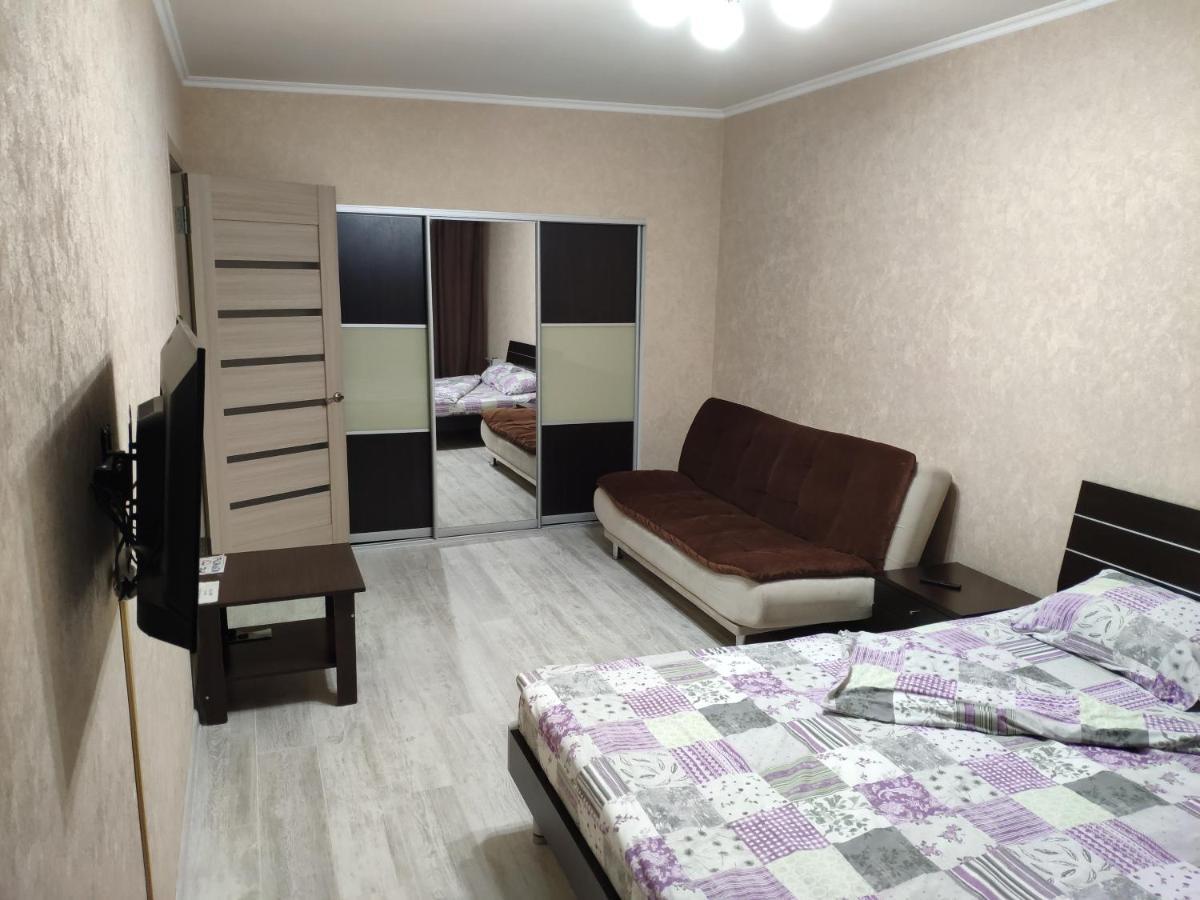 1-Room Apartment In The Center Zaporizhia Ngoại thất bức ảnh